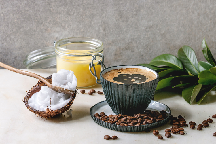 Šoljica kafe obogaćena kokosovim uljem, medom i cimetom